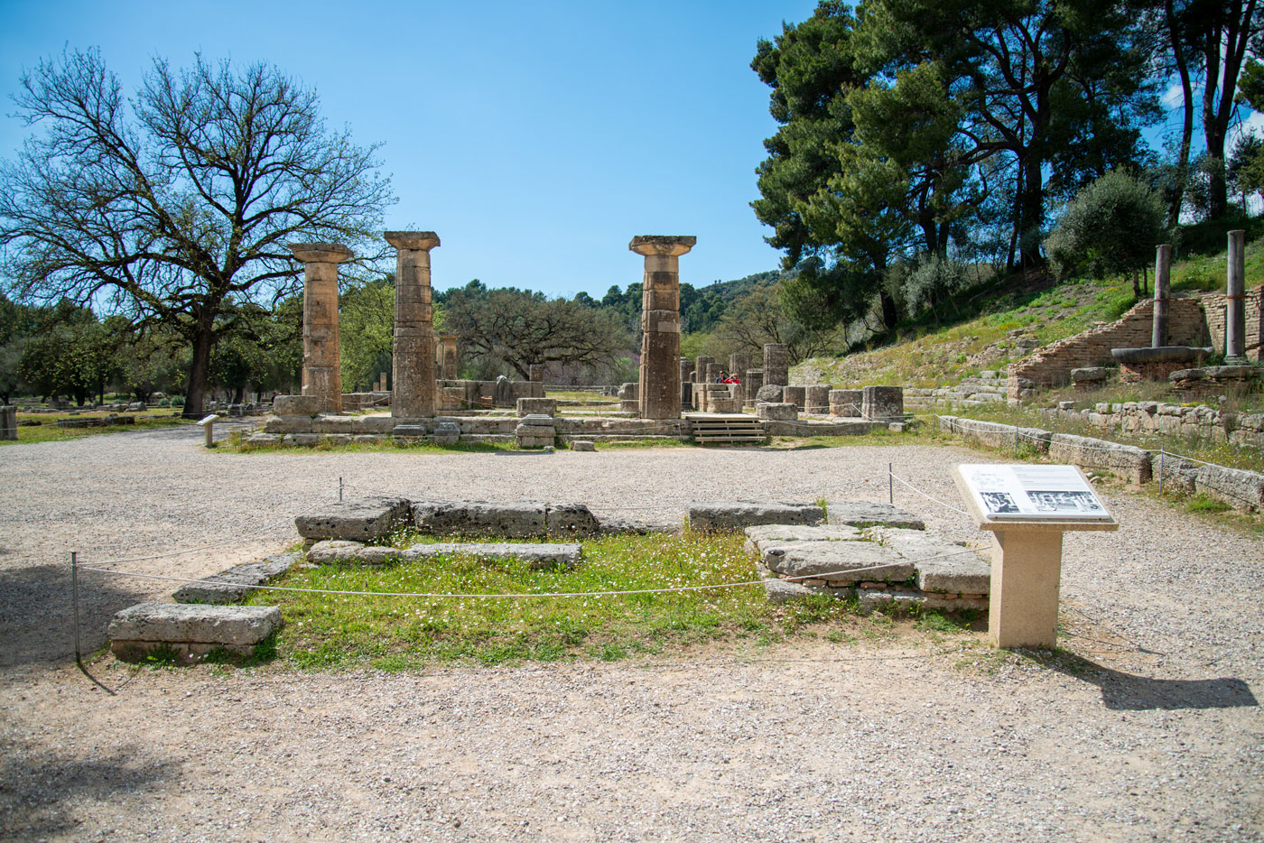 Vue du monument (depuis l’est)