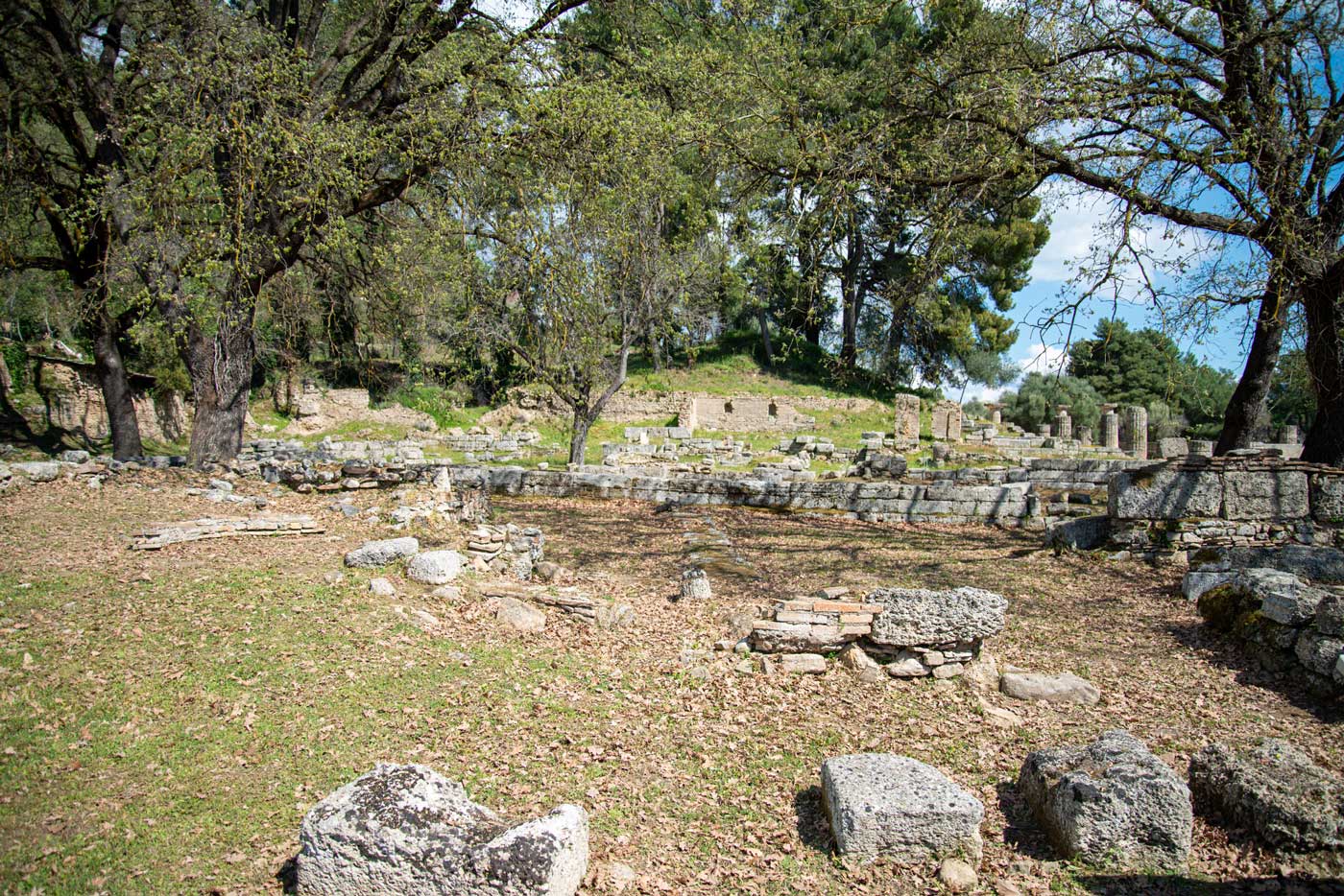 Photo of the monument (from the NW)