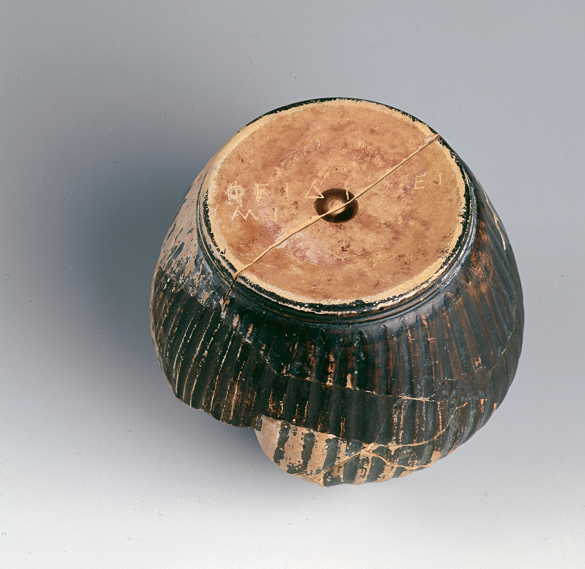 Vase with the inscription «ΦΕΙΔΙΟ ΕΙΜΙ» (“Ι belong to Pheidias”) (Archaeological Museum of Olympia)