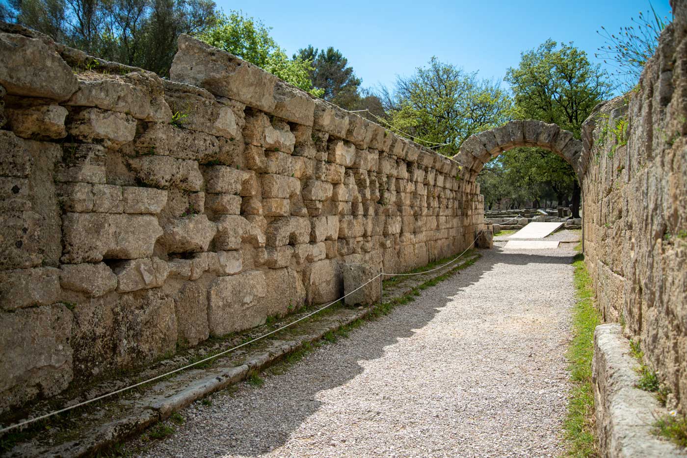 La crypte stoa (passage voûté) vers le sanctuaire