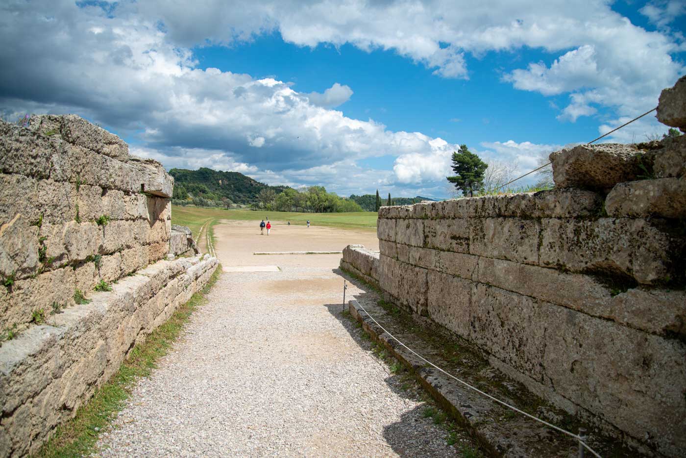 La crypte stoa (passage voûté)  vers le stade